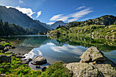 Bergsee Lac Long, Nationalpark Aigüestortes i Estany de Sant Maurici, Katalonien, Pyrenäen, Spanien