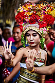 Eine junge Frau in traditioneller Kleidung tanzt für das Festival Gulangan in Karangasem Bali Indonesien