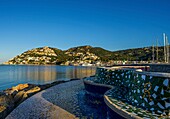 Blick von einer Steinbank zu Port d'Andratx und den Jachthafen, Mallorca, Spanien
