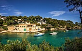 Boote, Fischerhäuser mit Bootsgaragen und Villen, Cala Figuera, Gemeinde Santanyí, Mallorca, Spanien