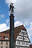 Blick auf das Kriegerdenkmal des Heiligen Michael von Jakob Wilhelm Fehrle, Schwäbisch Gmünd, Ostalbkreis, Baden-Württemberg, Deutschnald, Europa