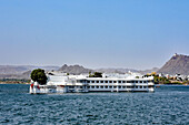 India, Udaipur, Radjastan, Lake Pichola, with the Palace Hotel, 5 stars, also where James Bond was filmed, films