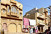 Geschäftsstraße mit Haveli Steinmetzarbeiten an Häusern, Altstadt, Jaisalmer, Wüste Thar, Rajasthan, Indien