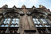 Details der Außenseite von einem gotischen Gebäude der Altstadt von Tiflis, Georgien, Europa