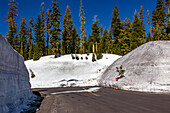 Lassen-Volcanic-Nationalpark im Frühling mit riesigen Schneemengen, Kalifornien, USA