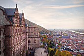 Blick auf Nordfassade von Ruine Heidelberger Schloss sowie Altstadt und Neckar (Fluss), Heidelberg, Baden-Württemberg, Deutschland, Europa