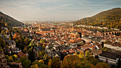Blick vom "Dicker Turm" der Ruine Heidelberger Schloss auf die Altstadt mit Neckar (Fluss), Heidelberg, Baden-Württemberg, Deutschland, Europa