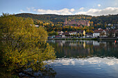 Blick über den Neckar (Fluss) hin zur Ruine Heidelberger Schloss, Heidelberg, Baden-Württemberg, Deutschland, Europa