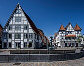 Am Ostertor in Lemgo: Kanzlerbrunnen von Bonifatius Stirnberg (1977), Fachwerkhäuser an der Einmündung der Mittelstraße, Altstadt von Lemgo, Nordrhein-Westfalen, Deutschland