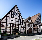 Historische Bürgerhäuser mit Toreinfahrt in der Papenstraße, 16. und 17. Jh., Altstadt von Lemgo, Nordrhein-Westfalen, Deutschland