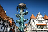 Kanzlerbrunnen von Bonifatius Stirnberg von 1977 am Ostertor und Blick auf Fachwerkhäuser vor der Mittelstraße, Altstadt von Lemgo, Nordrhein-Westfalen, Deutschland