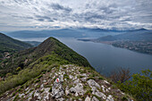 Herrliches Panorama über Lago Maggiore und Monte Rosa vom Pizzoni di Laveno, Piemont, Lombardei, Italien, Europa