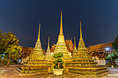 Chedis im buddhistischen Tempel Wat Pho in der Abenddämmerung, Bangkok, Thailand, Asien   