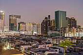 Stadtansicht und Skyline von Bangkok in der Abenddämmerung, Thailand, Asien 