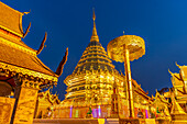 Goldener Chedi der buddhistischen Tempelanlage Wat Phra That Doi Suthep, Wahrzeichen von Chiang Mai in der Abenddämmerung, Thailand, Asien