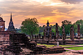 Der zentrale buddhistische Tempel Wat Mahathat bei Sonnenuntergang, UNESCO Welterbe Geschichtspark Sukhothai, Thailand, Asien