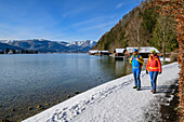 Man and woman hiking on the Bürglsteig with boathouses and Wolfgangsee in the background, Bürglsteig, Strobl, Wolfgangsee, Salzkammergut, Salzkammergut Mountains, Salzburg, Austria