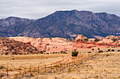 Ein Zaun in der Wüste von New Mexico, USA