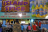 Menschen vor dem Fisch Restaurant  'Island Spice Fish Fry', Fish Fry Street bei Arawak Cay, Nassau, Insel New Providence, The Bahamas