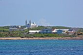 Blick auf Ort und die Kirche, Clarence Town, Insel Long Island, The Bahamas