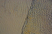 Strukturen im Sand von Brigantine Beach, Treasure Cay, Great Abaco, Abaco Islands, Bahamas