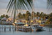 Boote im Hafen bei Sonnenuntergang, Marina in der Brigantine Bay, Treasure Cay, Great Abaco, Abaco Islands, Bahamas