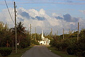 Landstrasse zur Kirche Christ of St. Simon by the Sea, Treasure Cay, Great Abaco, Abaco Islands, Bahamas