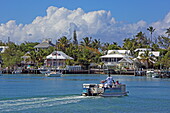 Bootsfahrt und Blick auf Hope Town, Elbow Cay, Abaco Islands, Bahamas