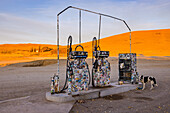 Eine altertümliche mit vielen Stickern beklebte Tankstelle in der einsamen Pampa von Argentinien, Patagonien, Südamerika