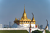Goldener Chedi der buddhistischen Tempelanlage Wat Saket oder Tempel des Goldenen Berges, Golden Mount Temple, Bangkok, Thailand, Asien  