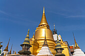 Goldener Phra Sri Rattana Chedi im Wat Phra Kaeo, der buddhistische Tempel des Königs, Großer Palast Bangkok, Thailand, Asien 