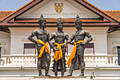 Three Kings Monument, sculpture of Kings Mengrai, Ramkamhaeng and Ngam Muang, founding fathers of Chiang Mai, Thailand, Asia