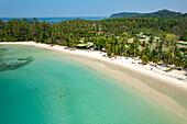 Luftbild vom Strand Klong Hin Beach, Insel Ko Kut oder Koh Kood im Golf von Thailand, Asien 