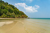 Strand und Bucht von Bang Bao, Insel Ko Kut oder Koh Kood im Golf von Thailand, Asien  