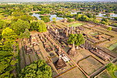 Der zentrale buddhistische Tempel Wat Mahathat aus der Luft gesehen, UNESCO Welterbe Geschichtspark Sukhothai, Thailand, Asien 