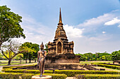 Buddha Statue und Chedi des buddhistischen Tempel Wat Sa Si, UNESCO Welterbe Geschichtspark Sukhothai, Thailand, Asien