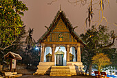 Der Tempel Wat Pahouak in Luang Prabang in der Abenddämmerung, Laos, Asien  