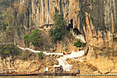 Eingang zu den Pak Ou Höhlen am Mekong bei Luang Prabang, Laos, Asien  