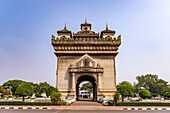 Das Siegestor Patuxai in der laotischen Hauptstadt Vientiane, Laos, Asien