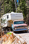 Oldtimer-Pick-up-Truck, der einen großen Wohnwagen schleppt, New Mexico, USA