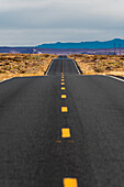 Straße, die durch die Navajo-Nation in der Wüste von Arizona führt.