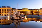 Brunnen im Ehrenhof von Schloss Schönbrunn in der Abenddämmerung, UNESCO Welterbe in Wien, Österreich, Europa 