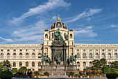 Der Maria-Theresien-Platz mit dem Maria-Theresien-Denkmal und Naturhistorisches Museum in Wien, Österreich, Europa