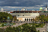 Blick über den Maria-Theresien-Platz mit dem Maria-Theresien-Denkmal zu Burgtor und Hofburg, Wien, Österreich, Europa  