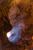 Tageslicht dringt in die Höhlen von Carlsbad Caverns, New Mexico ein, USA