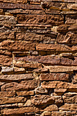 Eine Steinmauer in Hungo Pavi, einem großen Pueblo-Haus und einer archäologischen Stätte im Chaco Canyon, New Mexico, USA.