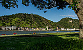 Evening mood on the Rhine promenade in St. Goar with a view of St. Goarshausen, Upper Middle Rhine Valley, Rhineland-Palatinate, Germany