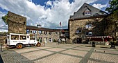 Platz vor Burg Rheinfels mit Hotel Schloss Rheinfels, St. Goar, Oberes Mittelrheintal, Rheinland-Pfalz, Deutschland
