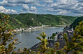 Blick von Burg Rheinfels auf St. Goar und das Rheintal bei St. Goarshausen, im Hintergrund Burg Katz, Oberes Mittelrheintal, St. Goar, Rheinland-Pfalz, Deutschland