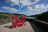 Blick vom Kanonenplatz von Burg Rheinstein auf das Rheintal bei Assmannshausen, Oberes Mittelrheintal, Rheinland-Pfalz, Deutschland